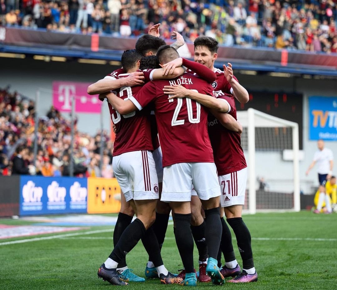 ✍️ REPORTÁŽ | Sparta vyhrála poslední domácí zápas základní části ligy, když nad Slováckem zvítězila 3:1. Adam Hložek se ve stém ligovém zápase prosadil i střelecky. Více v článku na webu. #acsparta